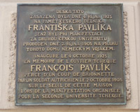 『フランティシェーク・パヴリークを追悼するプレート』（左角の下側）